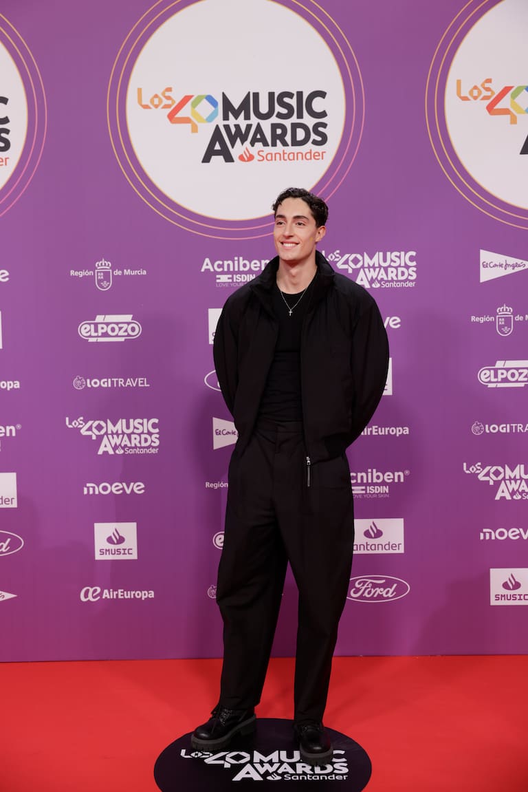 El youtuber Plex posa en LOS40 Music Awards Santander Music 2025 con un outfit &#039;total black&#039; con una chaqueta puffy que le quita seriedad.