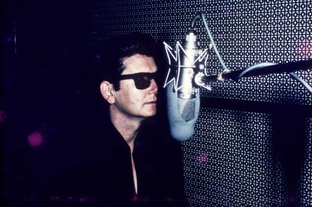 Roy Orbison, en el estudio de grabación.