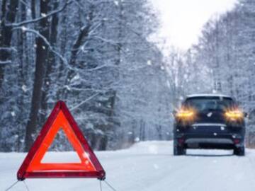 ¿Qué hacer si te quedas atascado en la nieve con el coche?