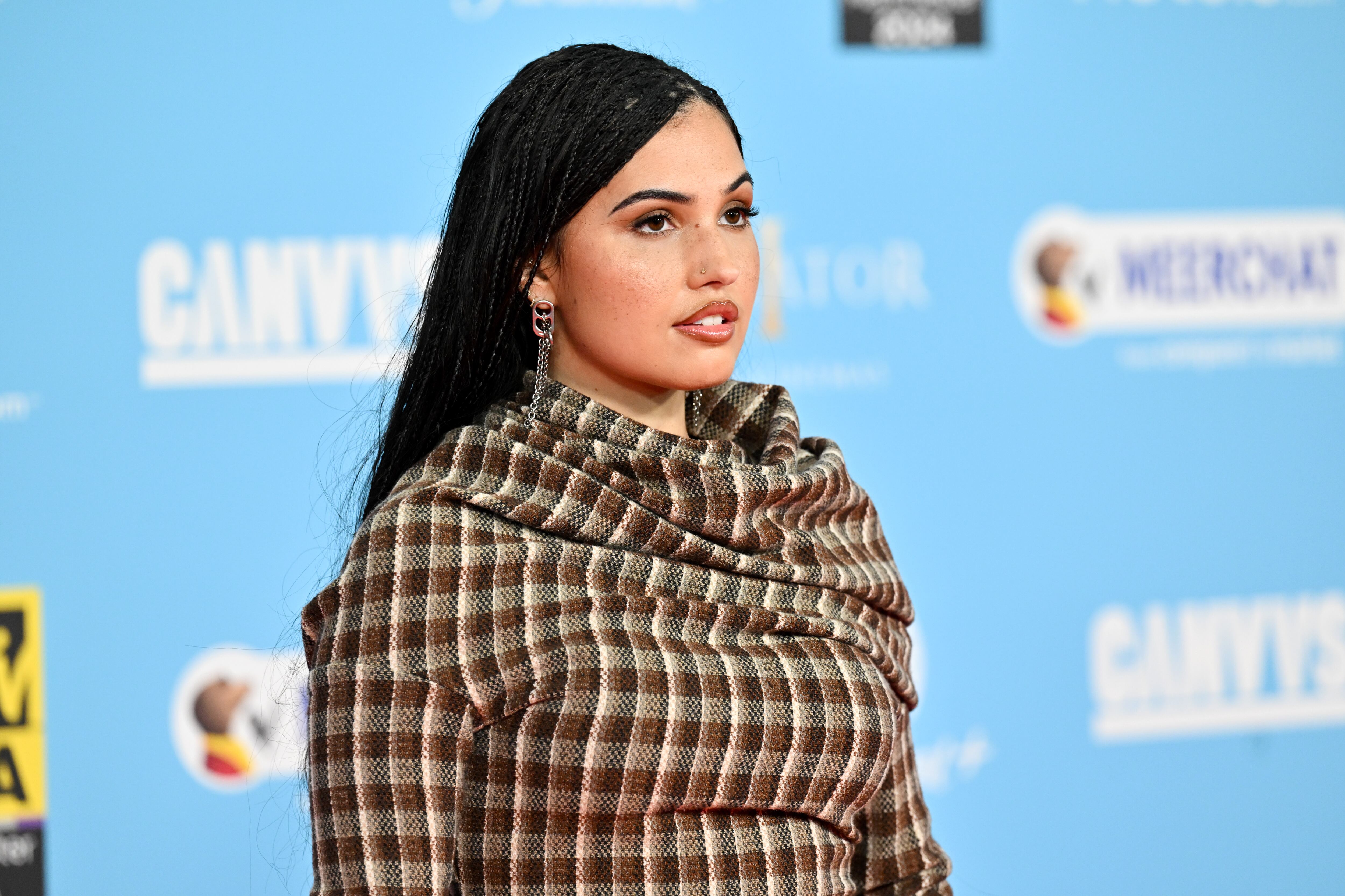 La solista, al igual que Teddy Swims, apostó por los cuadros en un estilismo elegante e innovador a juego con su peinado