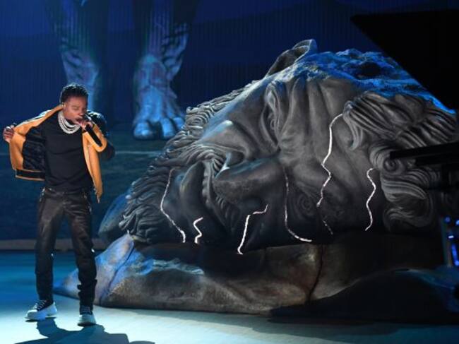 Roddy Ricch durante su actuación en los Premios Grammy 2021.