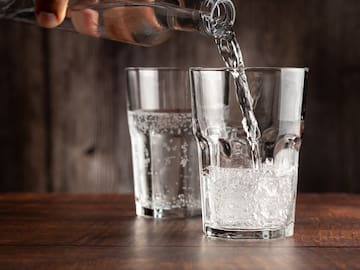 Por qué deberías empezar a tomar agua con gas: los beneficios desconocidos de esta simple bebida