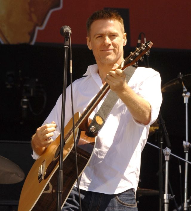 Bryan Adams, actuando en directo en 2005.