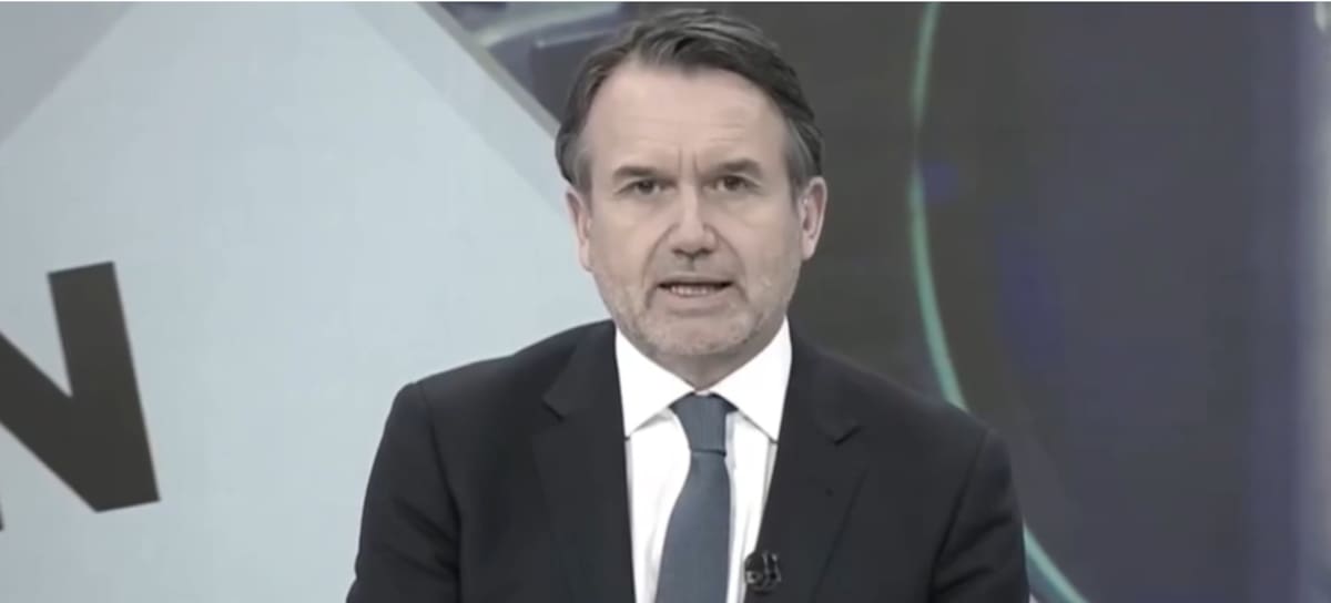 El periodista Manuel Gómez durante uno de los informativos de Aragón TV (YT)