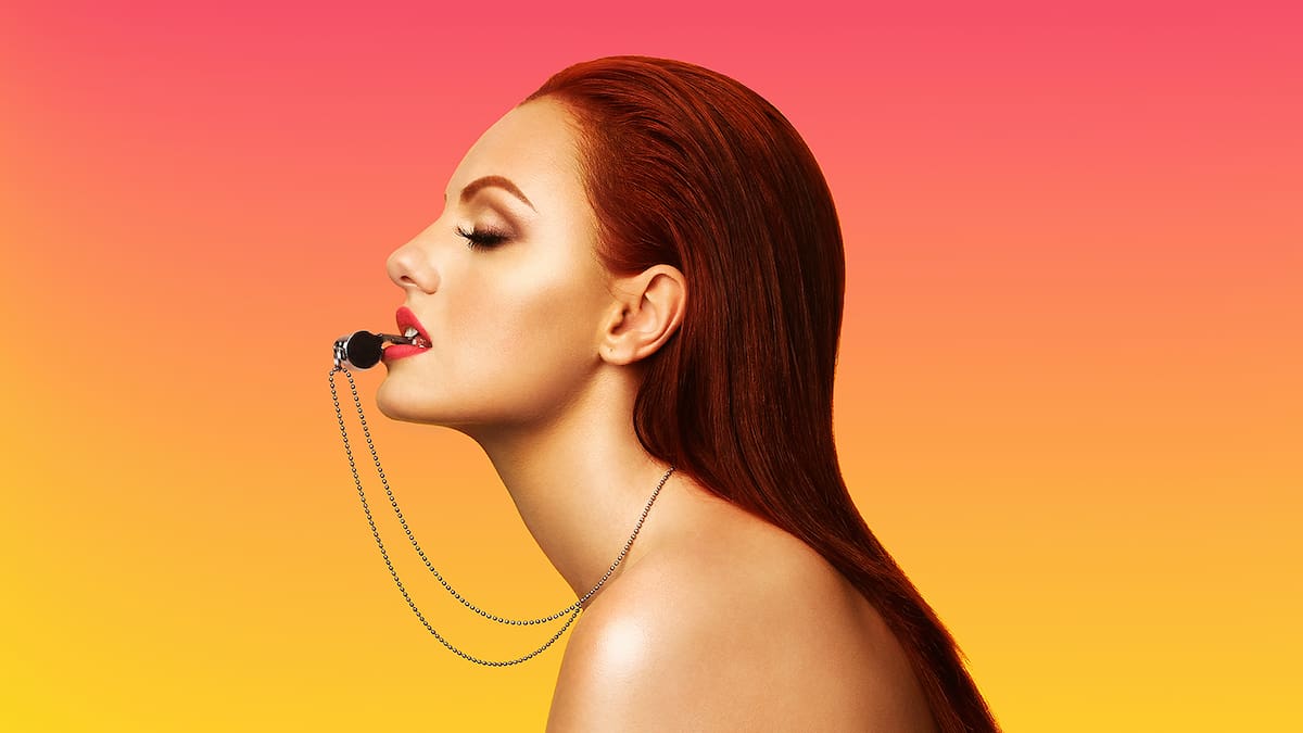 Alexandra Stan en la cama con... ¡Su gato!