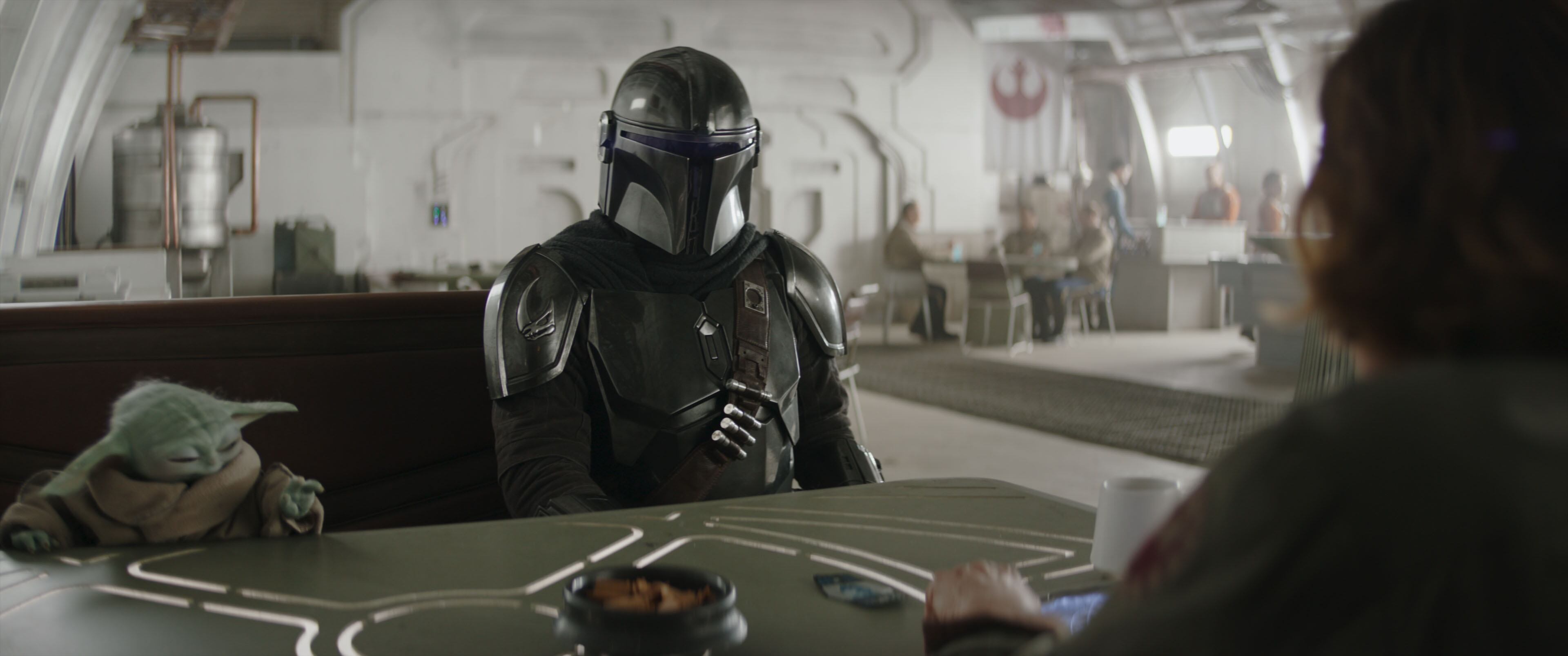(L-R) Grogu, Mandalorian (Pedro Pascal), y la Coronel Ward (Sigourney Weaver)El Mandaloriano (Pedro Pascal) y Grogu en 'The Mandalorian and Grogu'. /  © 2025 Lucasfilm