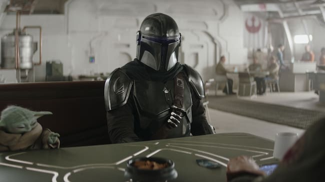 (L-R) Grogu, Mandalorian (Pedro Pascal), y la Coronel Ward (Sigourney Weaver)El Mandaloriano (Pedro Pascal) y Grogu en 'The Mandalorian and Grogu'. / © 2025 Lucasfilm