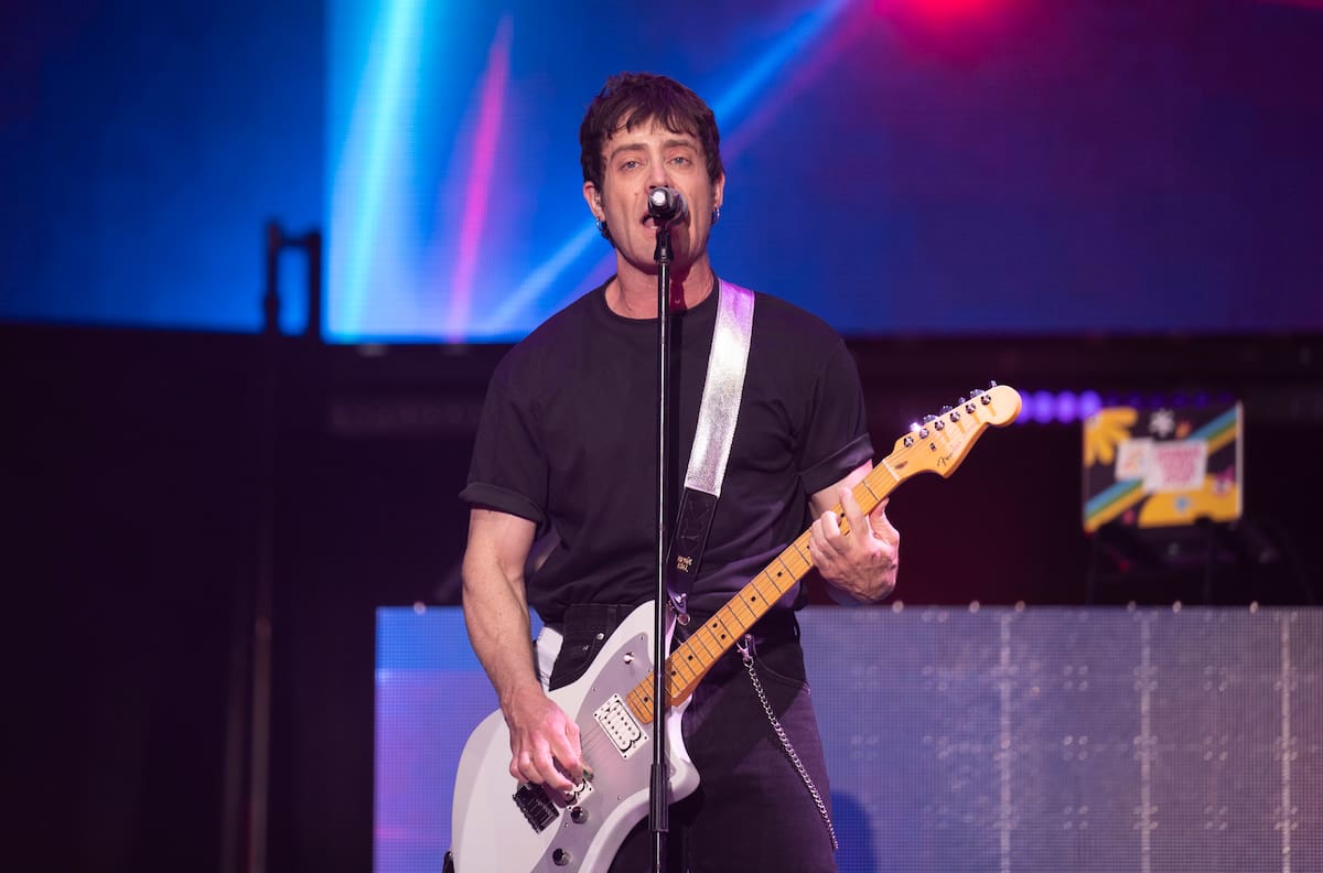 La banda siguió con el medley de El fin del mundo y La mitad de la mitad. Una colaboración que el público celebró como si fuera un regalo inesperado.