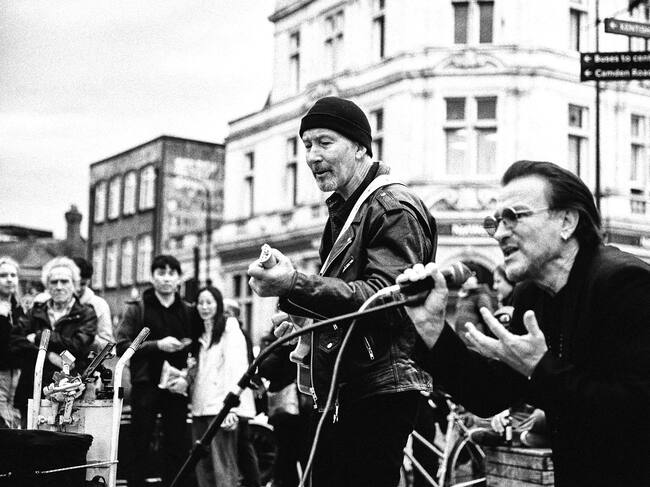 La banda tributo a U2 compuesta por Pavel Sfera (Bono) y Steve Richards (The Edge).