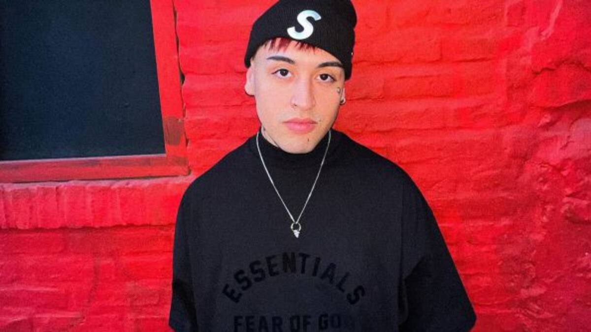 Tiago Pzk se cayó del escenario y se levantó haciendo un freestyle