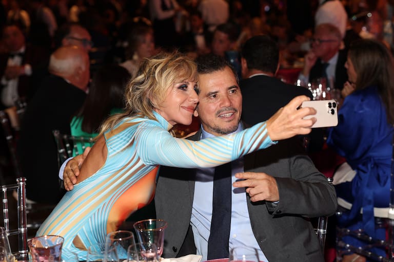 Ana Torroja no dudó en hacerse una selfie con el actor John Leguizamo que no quiso perderse este homenaje. Los artistas también se crean su propio carrete de la noche.