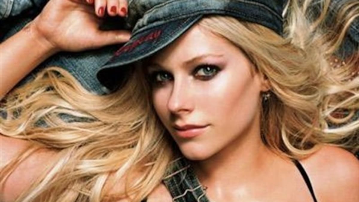 Avril Lavigne extiende colección de moda.