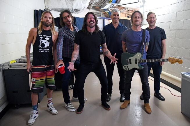 The Foo Fighters: Taylor Hawkins, Rami Jaffee, Dave Grohl, Pat Smear, Chris Shiflett y Nate Mendel, posando en el backstage del Madison Square Garden en 2021. 