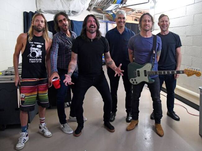 The Foo Fighters: Taylor Hawkins, Rami Jaffee, Dave Grohl, Pat Smear, Chris Shiflett y Nate Mendel, posando en el backstage del Madison Square Garden en 2021.