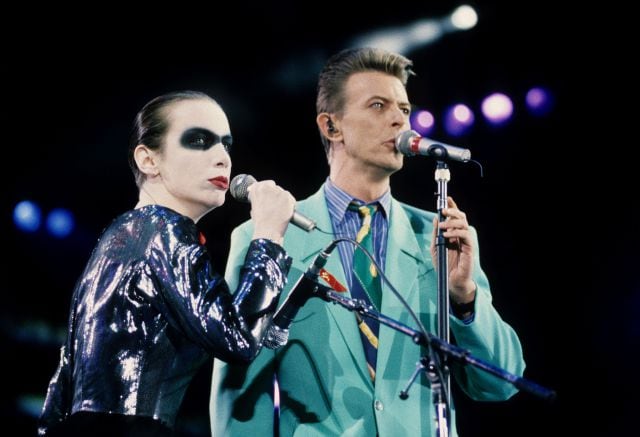 Annie Lennox y David Bowie interpretan &#039;Under Pressure&#039; en el concierto homenaje a Freddie Mercury en abril de 1992.