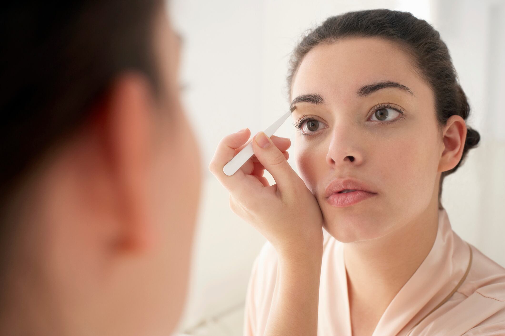 Las cejas cubiertas con maquillaje funciona, solo si se hace de forma equilibrada