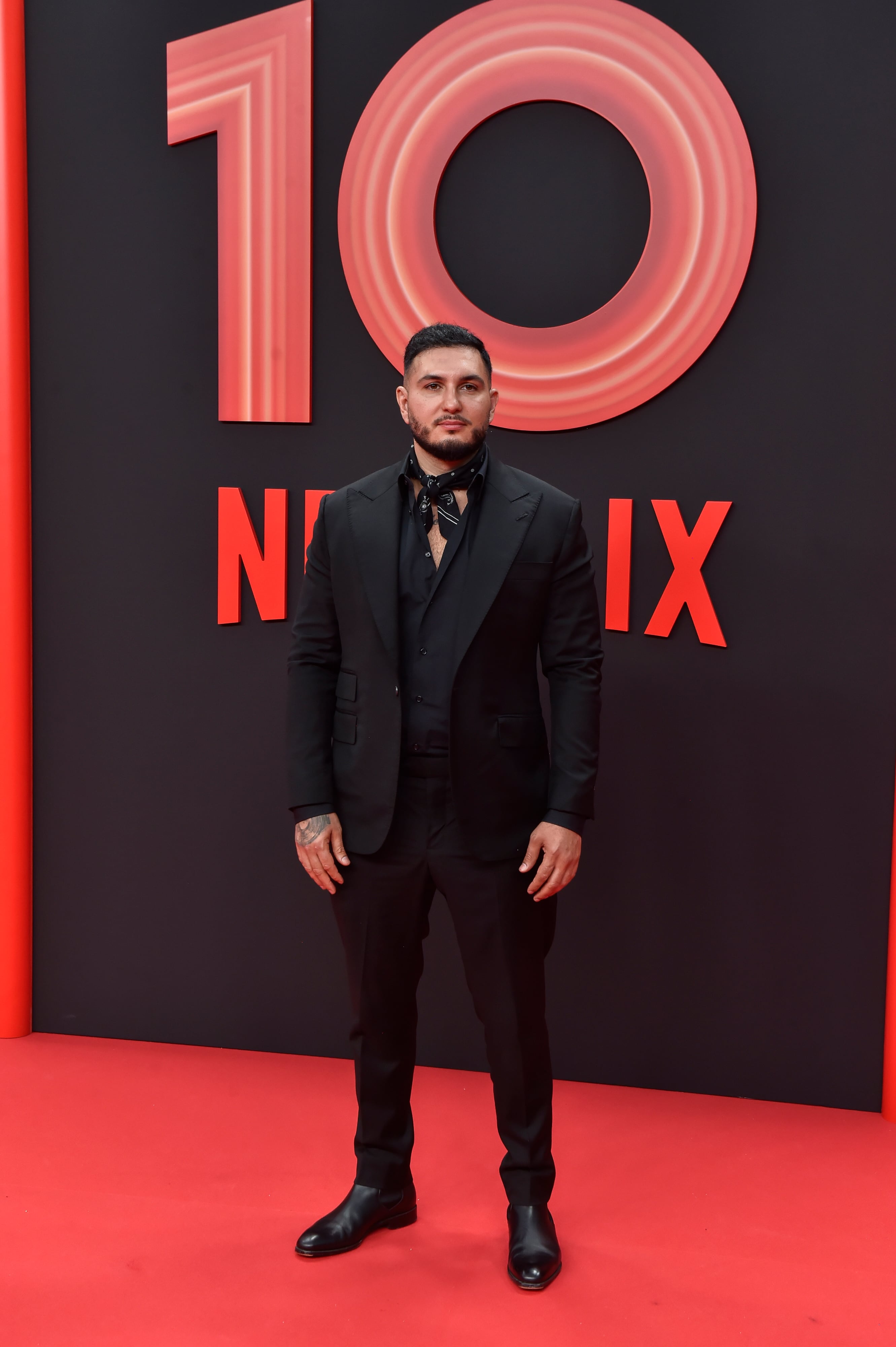 Uno de los encargados de ponerle música a la fiesta fue Omar Montes que optaba por un traje negro para el posado.