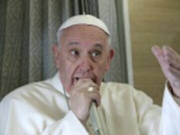 Le tocan los genitales al Papa