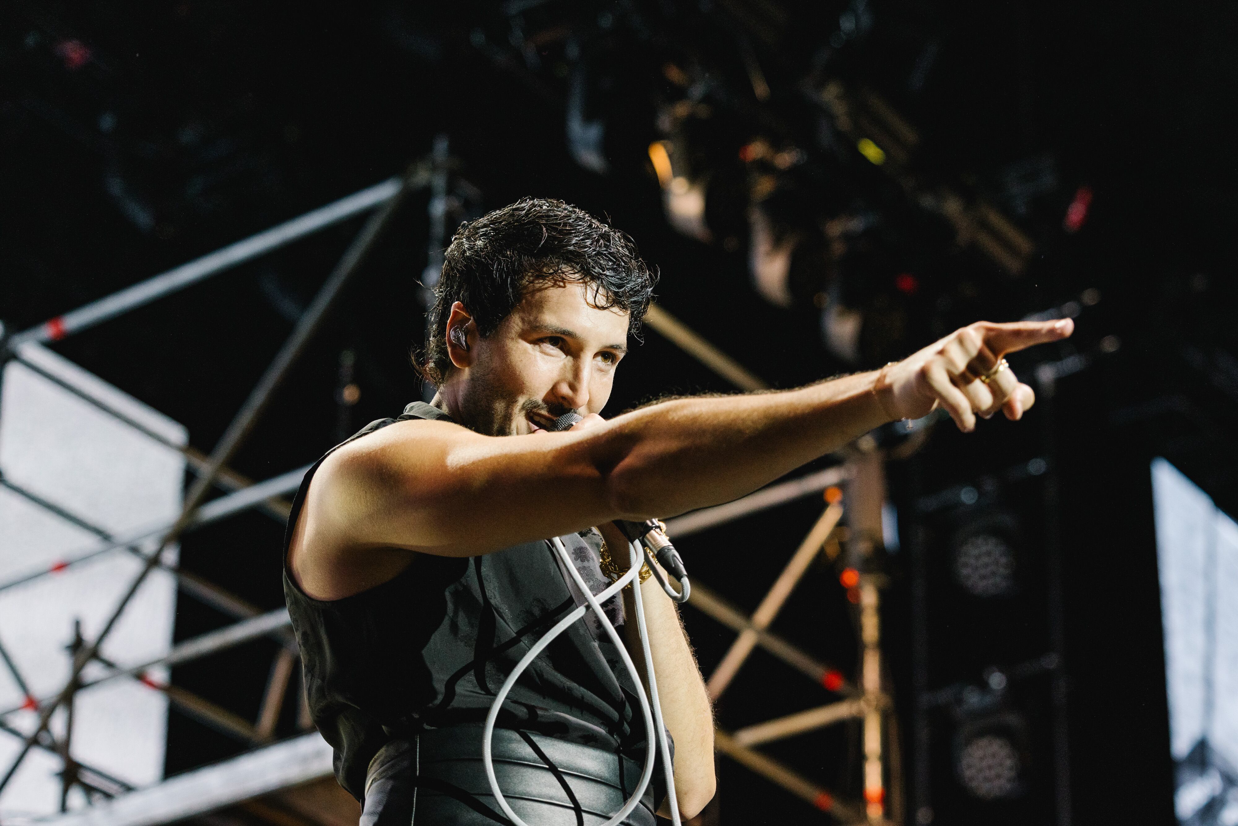 Sebastián Yatra hablando con el público en su concierto en Madrid. / Arturo de Lucas