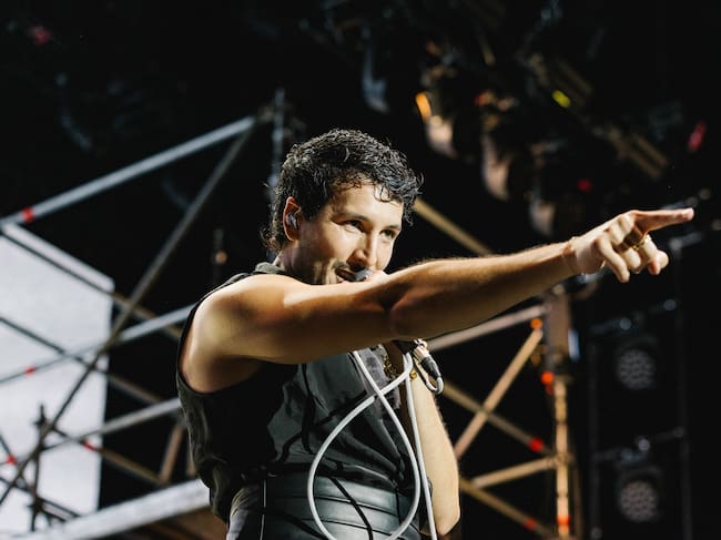 Sebastián Yatra hablando con el público en su concierto en Madrid. / Arturo de Lucas