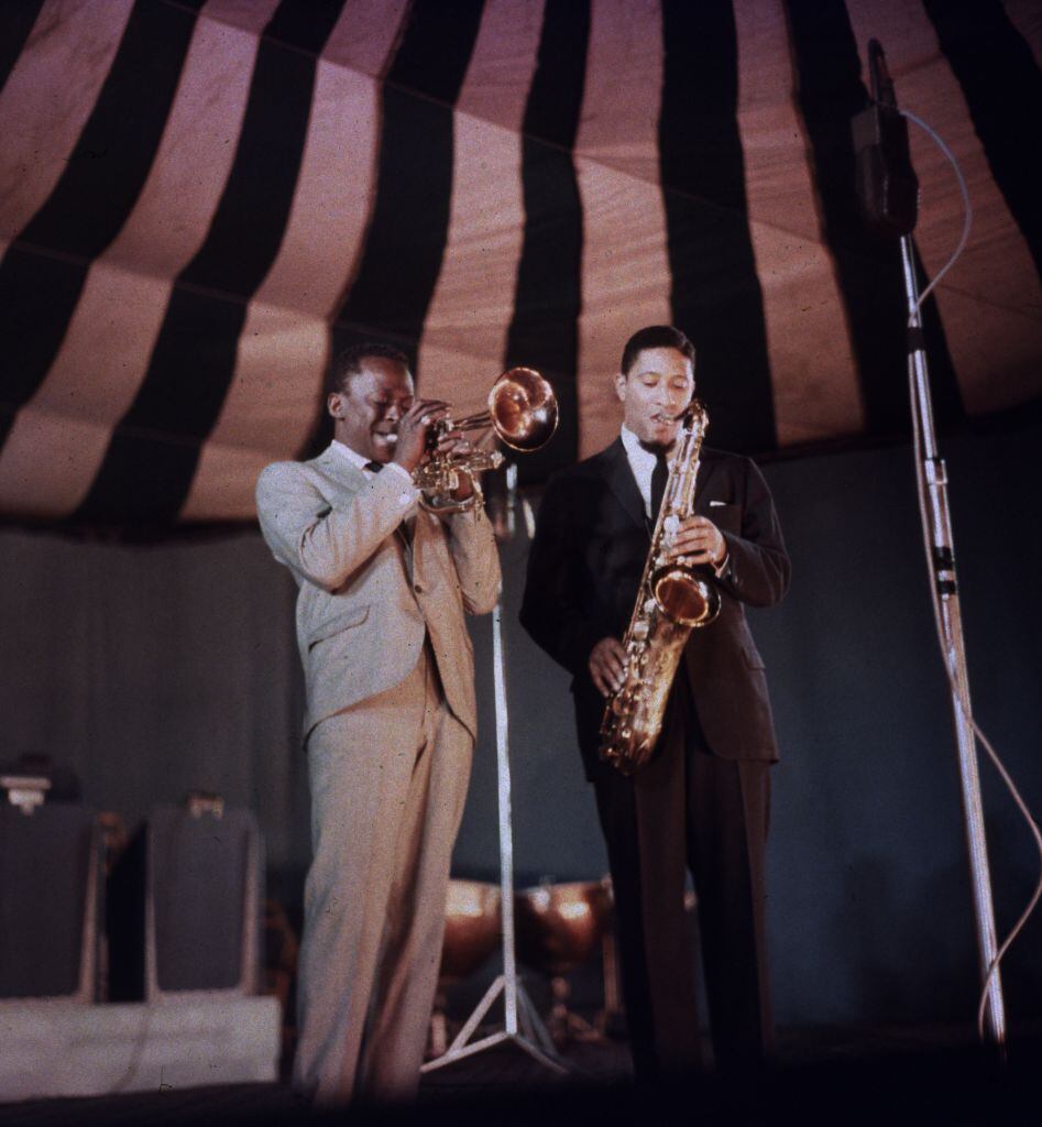 Miles Davis tocando junto a Sonny Rollins, 1957