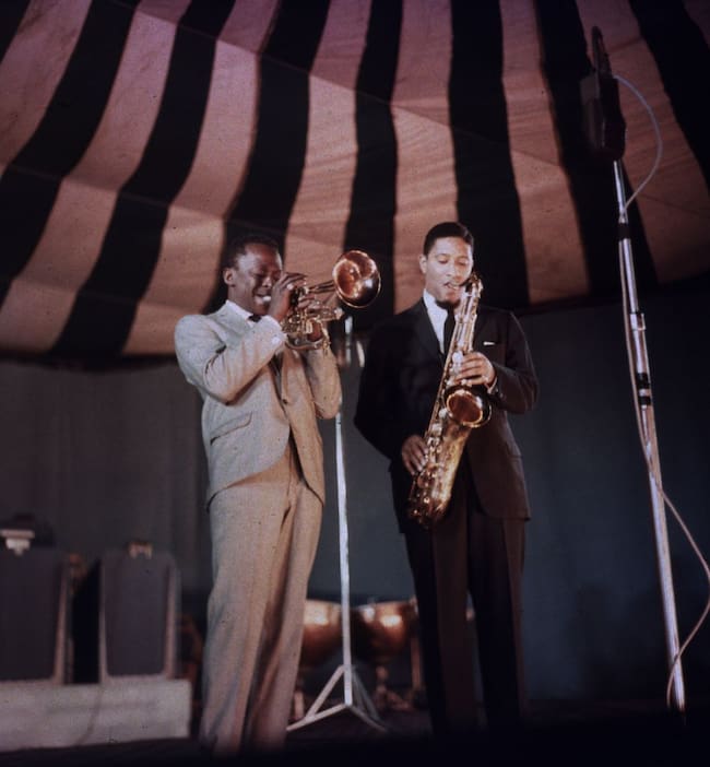 Miles Davis tocando junto a Sonny Rollins, 1957