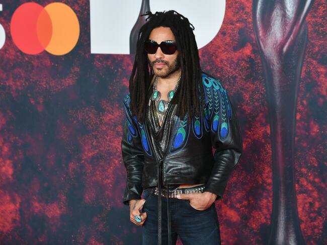 Lenny Kravitz, incombustible rockero en la alfombra roja de los premios Brit 2025
