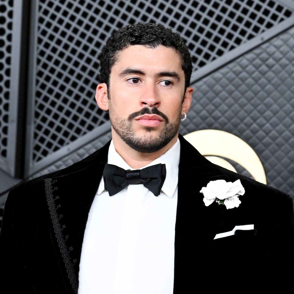 Confunde a Bunbury con Bad Bunny y se equivoca comprando entradas para su concierto: "Es el destino"