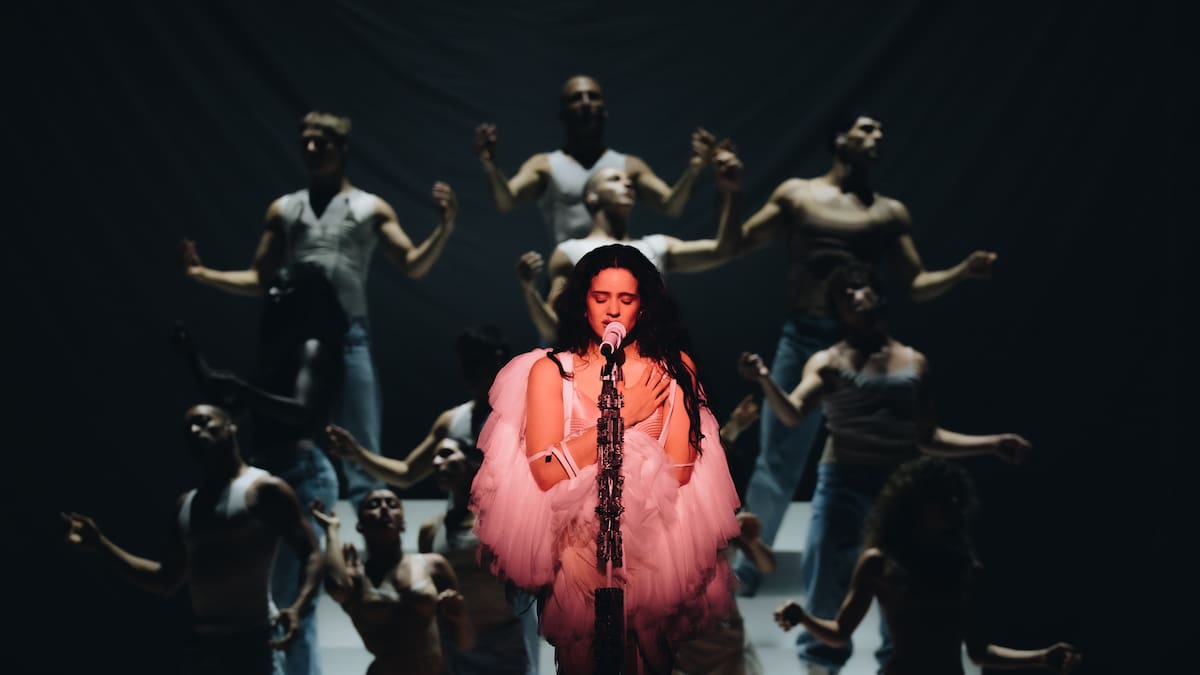 Rosalía interpreta fado con Carminho en su concierto de Lisboa y habla chino en el confesionario con un conocido creador de contenido