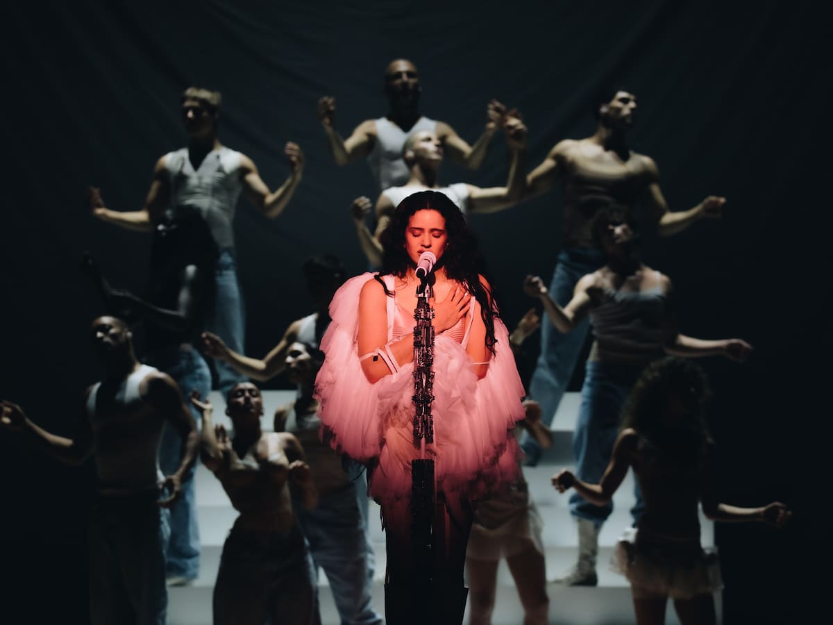 Rosalía interpreta fado con Carminho en su concierto de Lisboa y habla chino en el confesionario con un conocido creador de contenido