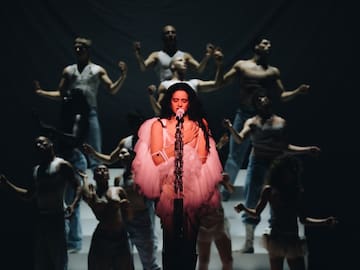 Rosalía interpreta fado con Carminho en su concierto de Lisboa y habla chino en el confesionario con un conocido creador de contenido