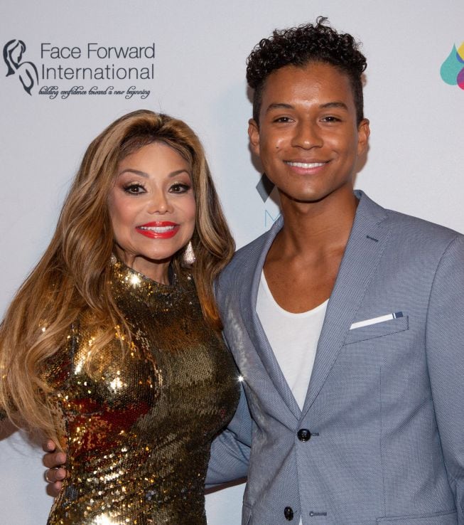 Jaafar Jackson junto a su tía, La Toya Jackson, en Los Ángeles, California, en 2019.