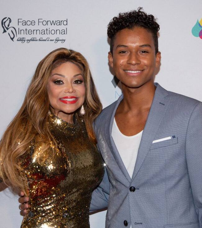Jaafar Jackson junto a su tía, La Toya Jackson, en Los Ángeles, California, en 2019.