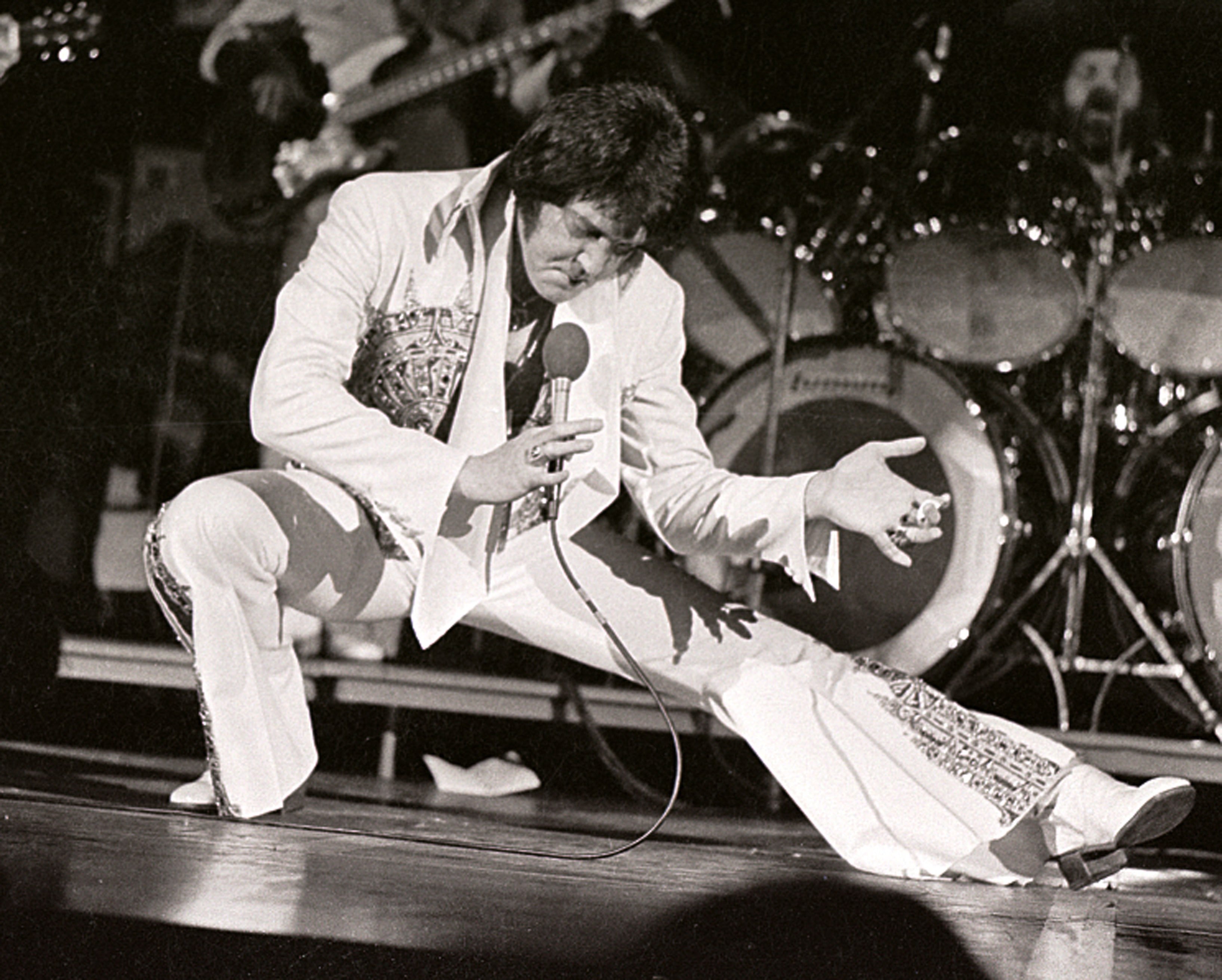 Elvis Presley actuando en un concierto en l977