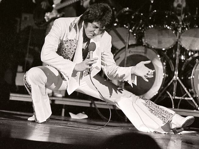 Elvis Presley actuando en un concierto en l977
