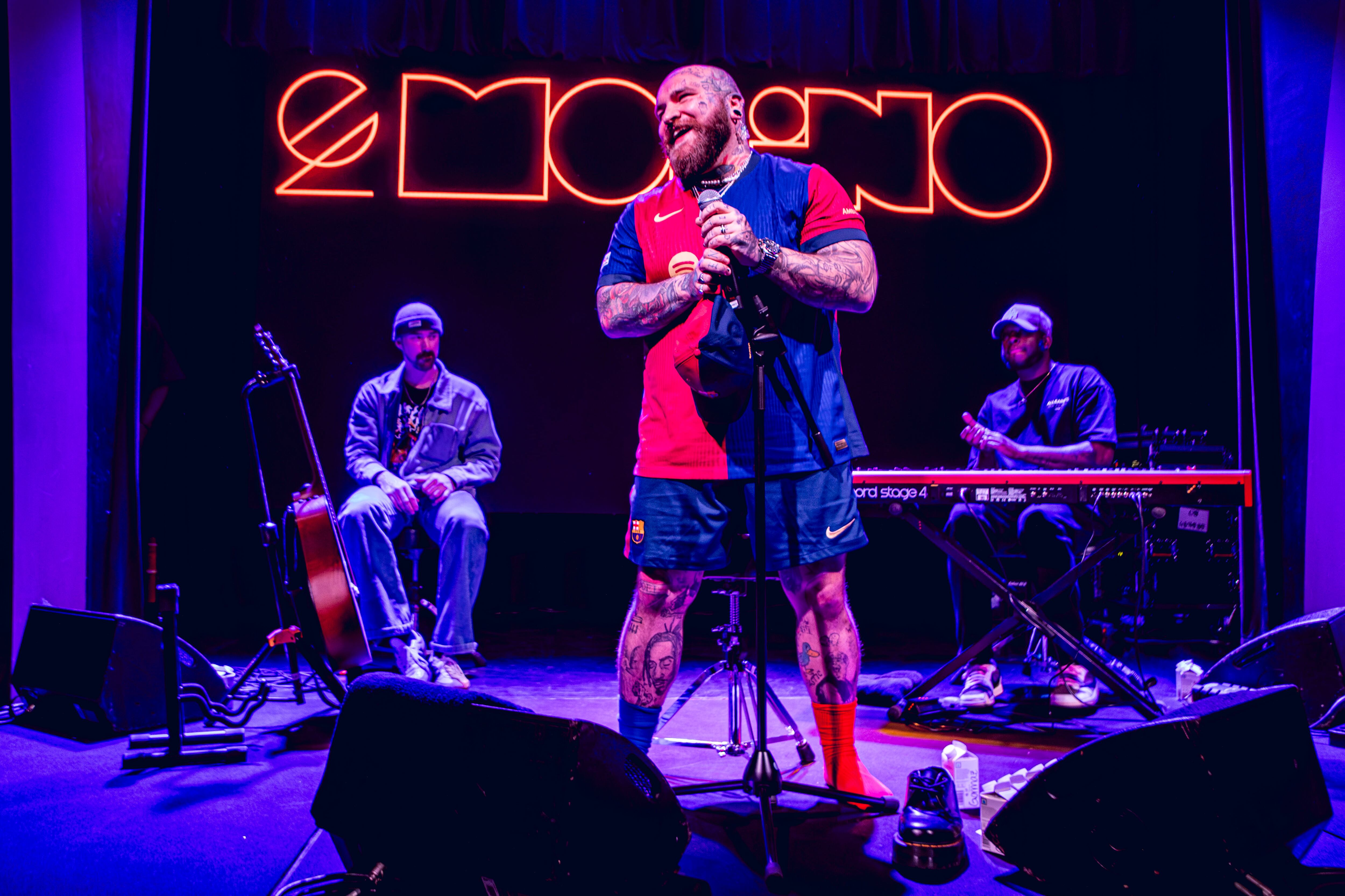 Y desde la primera nota que sonó los pocos privilegiados que disfrutaron del directo se dieron cuenta de que no es un artista como otro cualquiera.