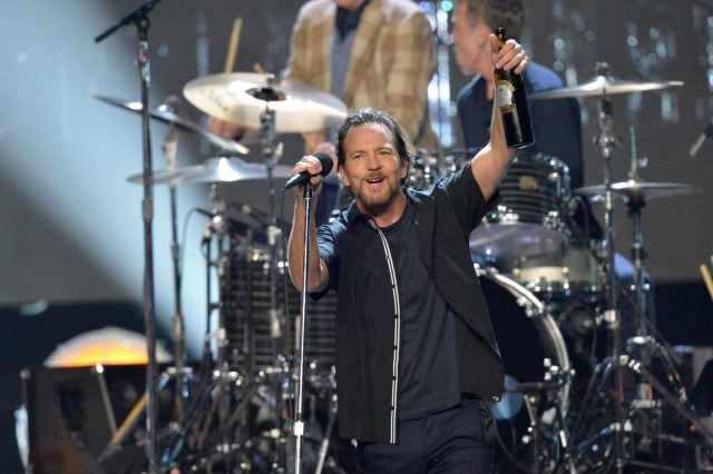 Eddie Vedder actuando y celebrando su entrada en el prestigioso Rock and Roll Hall of Fame en 2017.