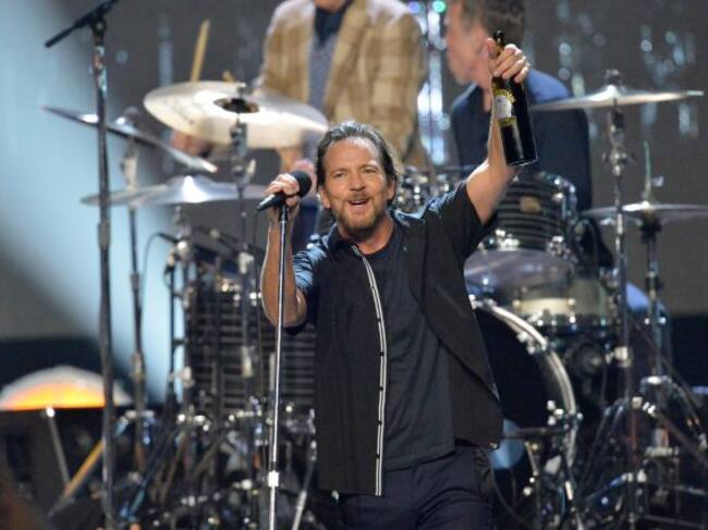 Eddie Vedder actuando y celebrando su entrada en el prestigioso Rock and Roll Hall of Fame en 2017.