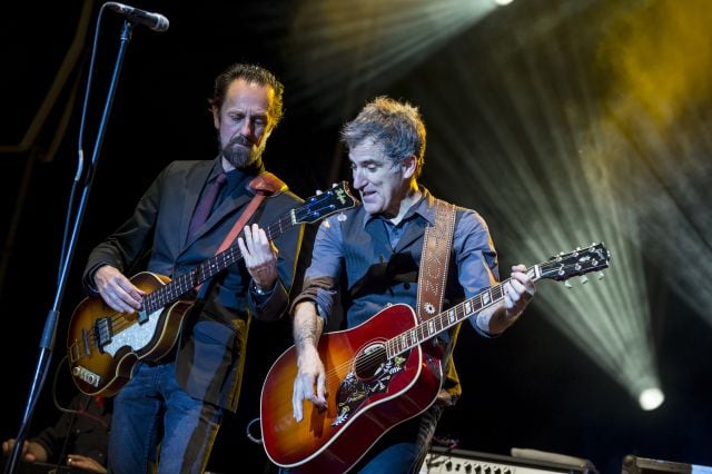 Diego Vasallo y Mikel Erentxun, ex miembros de Duncan Dhu, tocan en directo en Madrid en 2016.