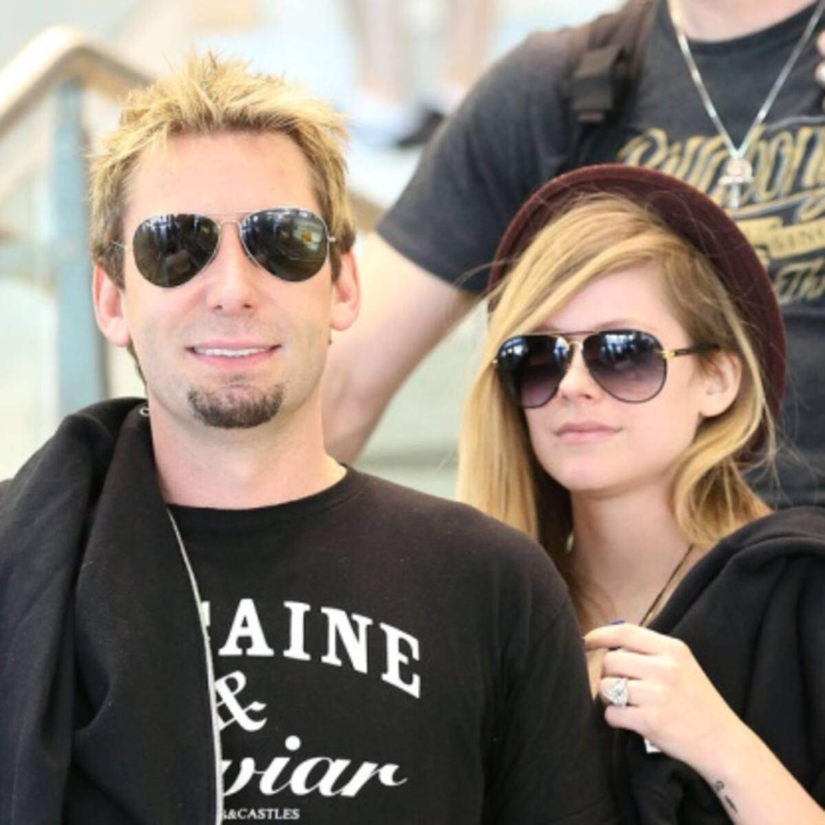 El marido de Avril Lavigne se siente aliviado por poder hablar de la enfermedad de su mujer