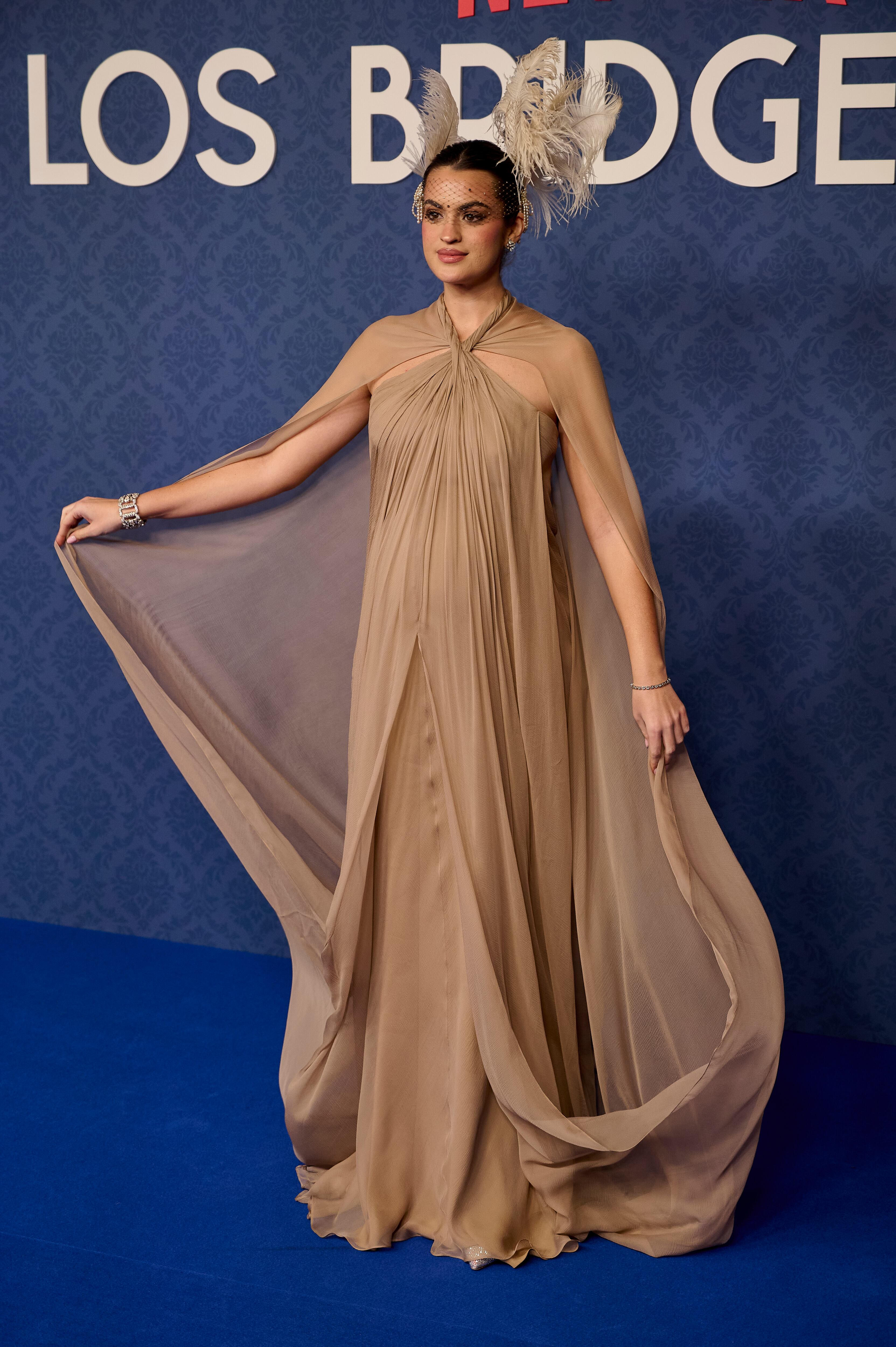 La influencer apostó por un color nude y una fluidez en su vestido que probablemente no hubiéramos visto en la corte de la reina Carlota, pero lo cierto es que estaba bellísima y ocultaba perfectamente su embarazo. Y sin faltar las plumas a modo de tocado.