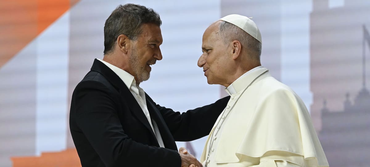 Antonio Banderas junto al Papa León XIV en el Movistar Arena de Madrid
