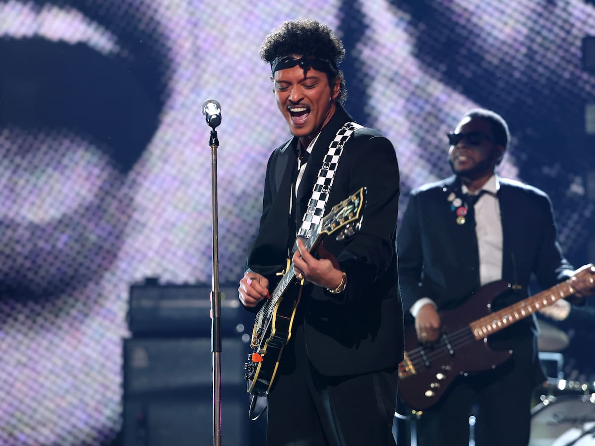 ¿Colaboración entre Bruno Mars y Becky G? La aparición de la artista en su concierto desata los rumores