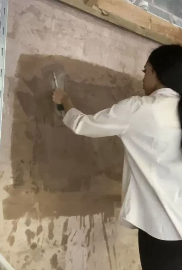 Ella está aprendiendo a hacer de todo