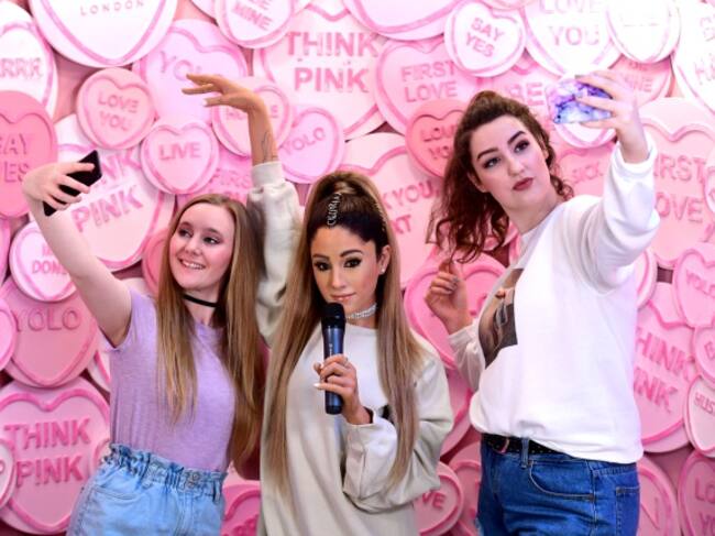 Fans posan junto a la figura de Ariana Grande en el Madame Tussauds de Londres