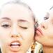 Miley Cyrus se muestra en público con su novia