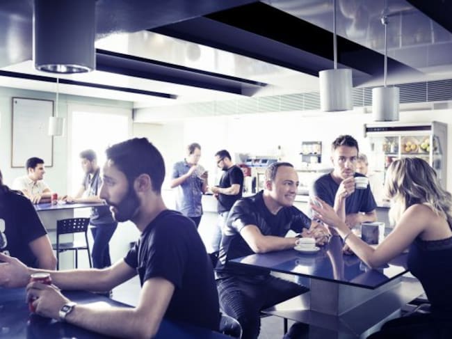 DOS CORTADOS Y UNO SOLO. La cafetería de LOS40 no es tan importante como los estudios...pero casi. Lo mismo vale para desayunar que para mantener reuniones informales, lo que la sitúa como favorita de locutores y redactores a cualquier hora del día.