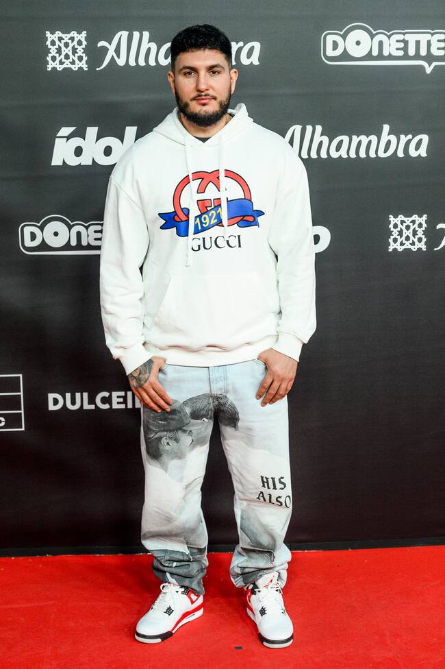 A Omar Montes vamos a nombarle rey de los logos porque raro es el outfit suyo que no los lleva. En esta ocasión escogió Gucci.