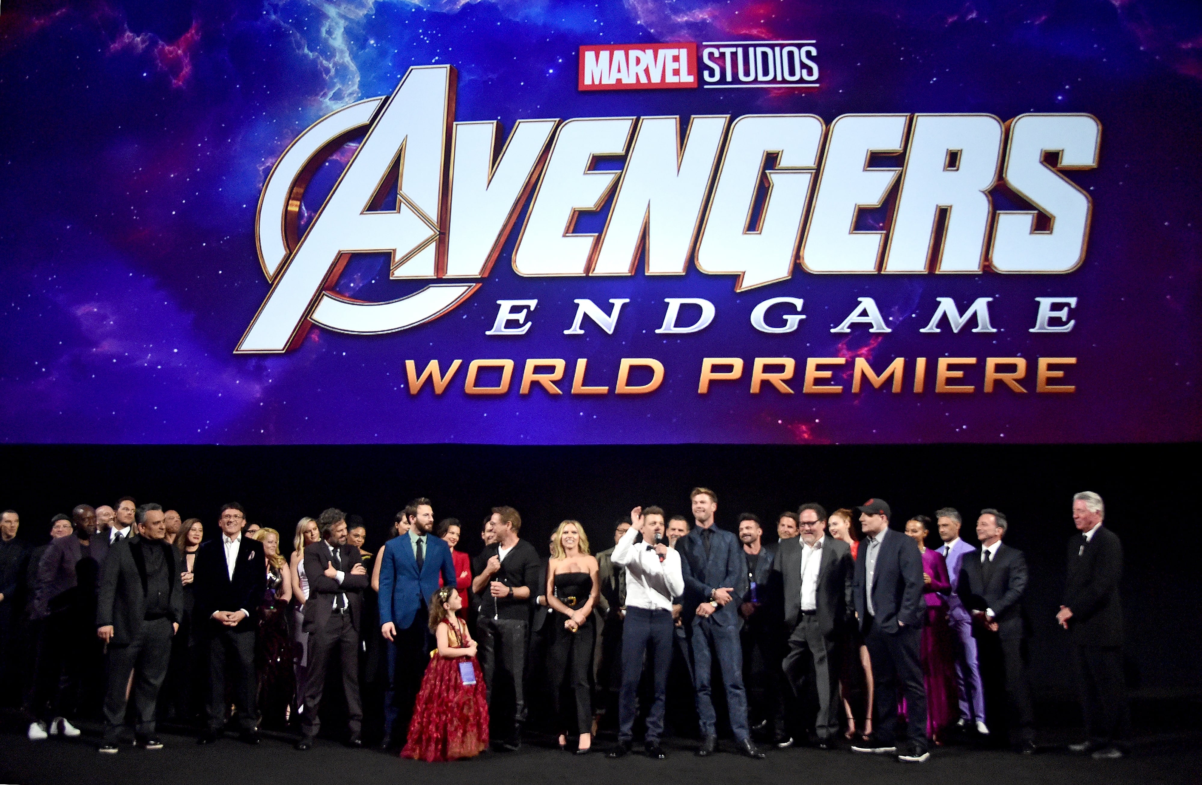 Los hermanos Russo y Robert Downey Jr. junto al elenco de &#039;Vengadores: Endgame&#039;, cuya mayoría volverá a ver al actor interpretando a otro personaje. / Alberto E. Rodriguez/Getty Images