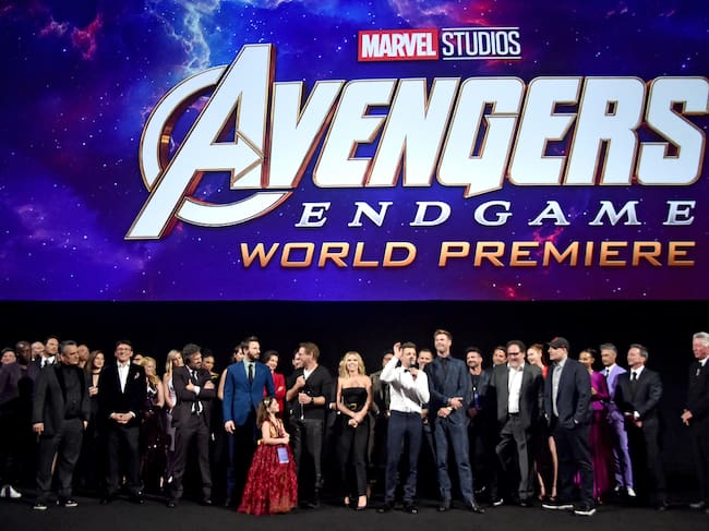 Los hermanos Russo y Robert Downey Jr. junto al elenco de 'Vengadores: Endgame', cuya mayoría volverá a ver al actor interpretando a otro personaje. / Alberto E. Rodriguez/Getty Images